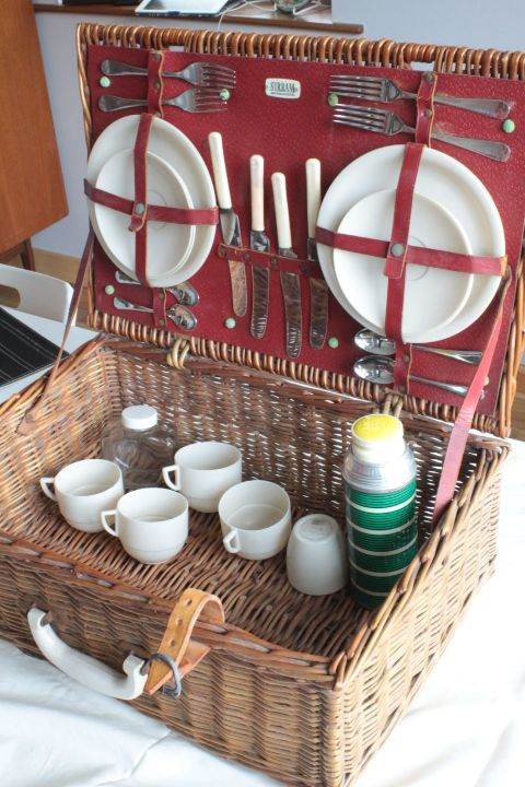 VINTAGE SIRRAM PICNIC BASKET - CLASSIC CAR accessory ?