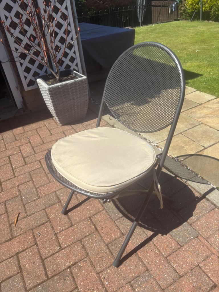 x4 Metal Folding Chairs with Cream Cushion 