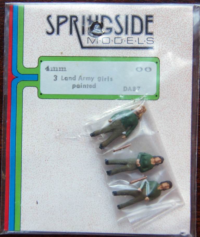Springside Models 1:76 Scale (4mm/OO) DA87 3 Land Army Girls Painted