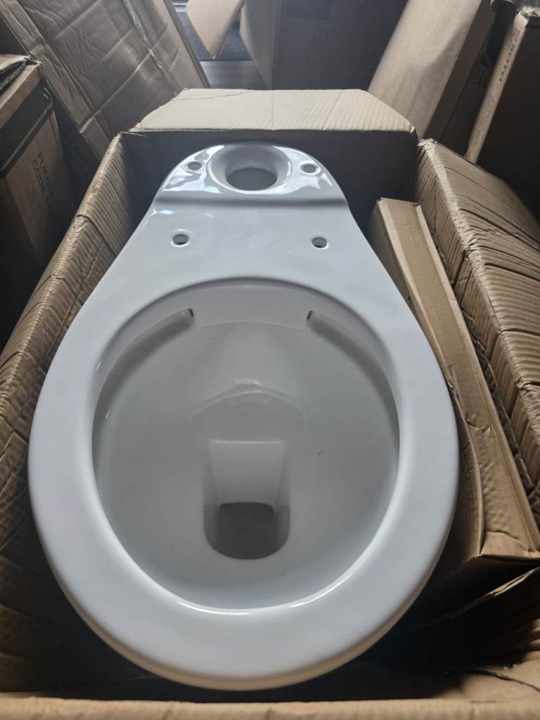 Rimless toilet with custern