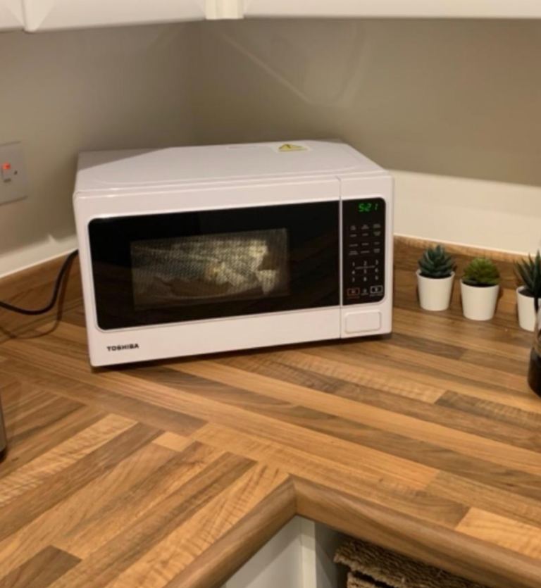 Toshiba 20lt 800w digital solo small microwave with 11 power levels