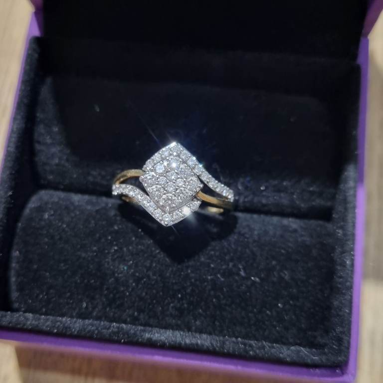 Gold 9ct Diamond cluster ring.  0.50ct. 