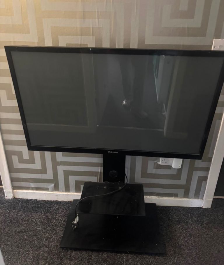 Samsung Flat Screen TV 50 inch with Stand – Good Condition