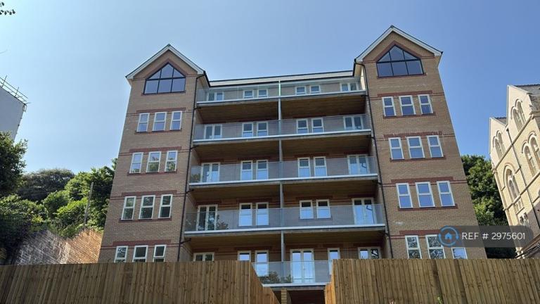 2 bedroom flat in Southcliffe, Ilfracombe, EX34 (2 bed) (#2975601)