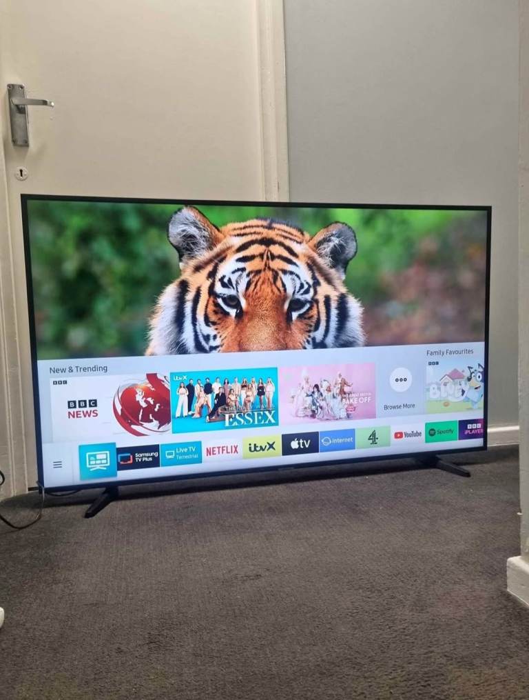 43" SAMSUNG QLED 4K ULTRA SMART TV 