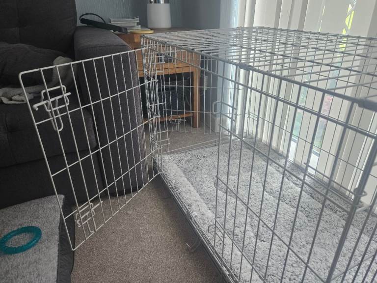 Foldable Medium Sized Dog Crate + bedding and base inlcuded