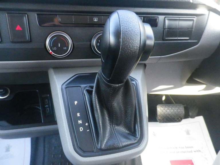 VOLKSWAGEN TRANSPORTER 2.0 TDI T32 Kombi Startline DSG Auto with VW Towbar in