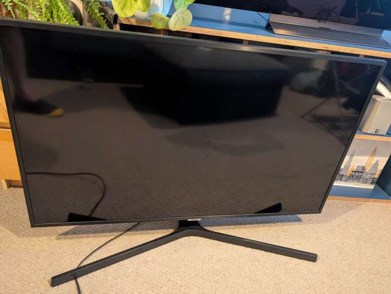 Samsung 43" Smart TV with Remote – Good Condition