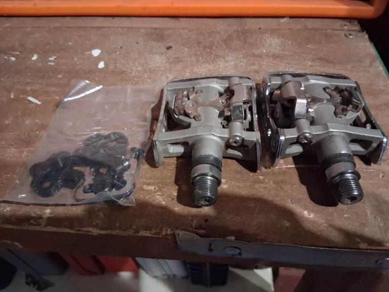 Shimano MTB Pedals 9/16 inch - One Sided Mechanism Plus New unopened SPD Cleats