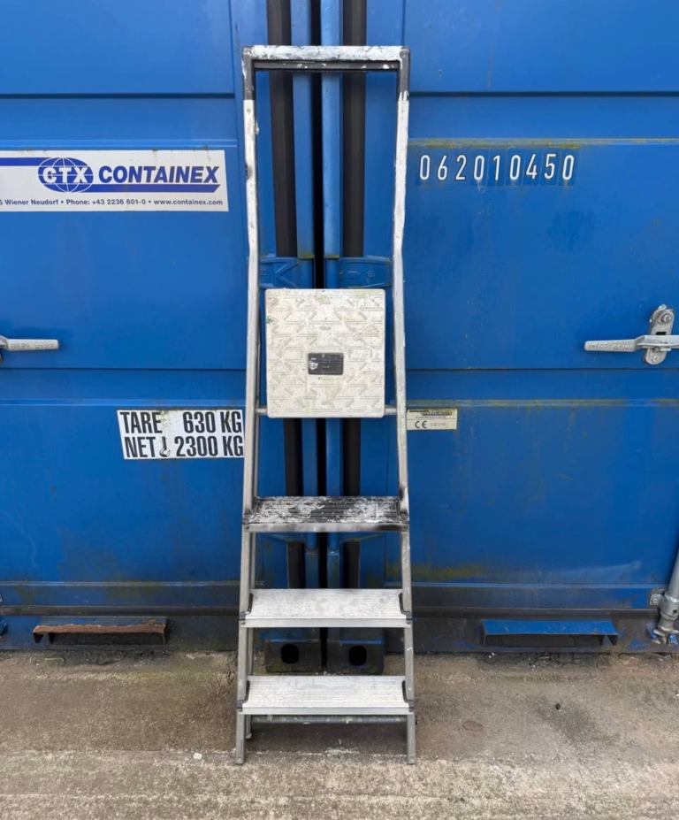 STEP LADDER 4 STEPS IN TOTAL USED CONDITION