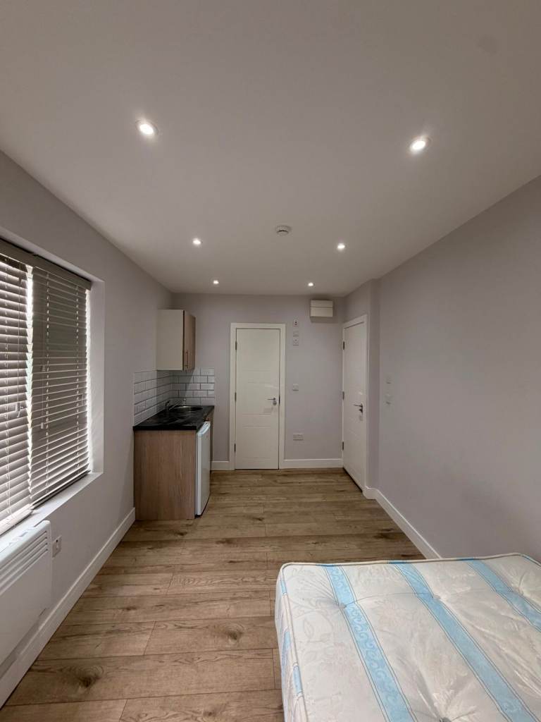 Studio flat to Let in Havering; Romford, No deposit required, Dss welcome