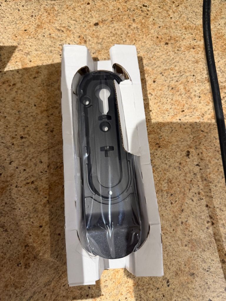 escutcheon For Yale Linus L2, black & white 