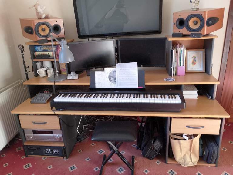 Music Desk (Studio Keyboard Stand)