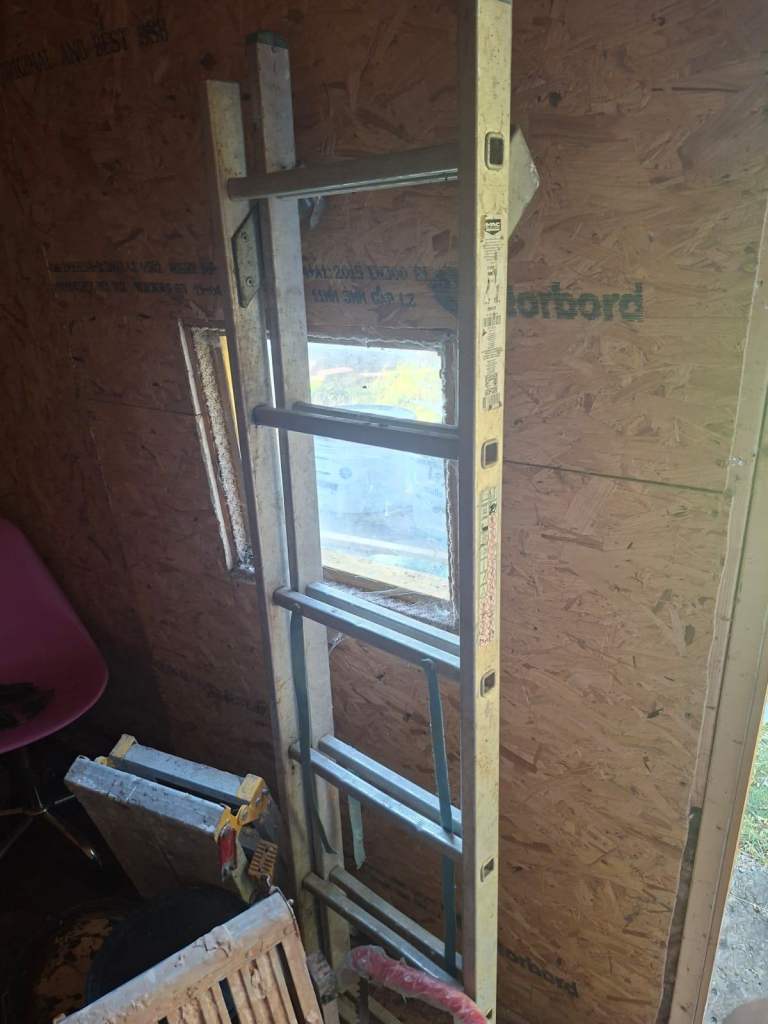 On sale till tomorrow night, moving out! Aluminium Extension Ladder – Good Condition