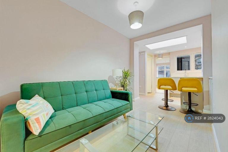 2 bedroom flat in Clarence Road, London, E5 (2 bed) (#2824043)