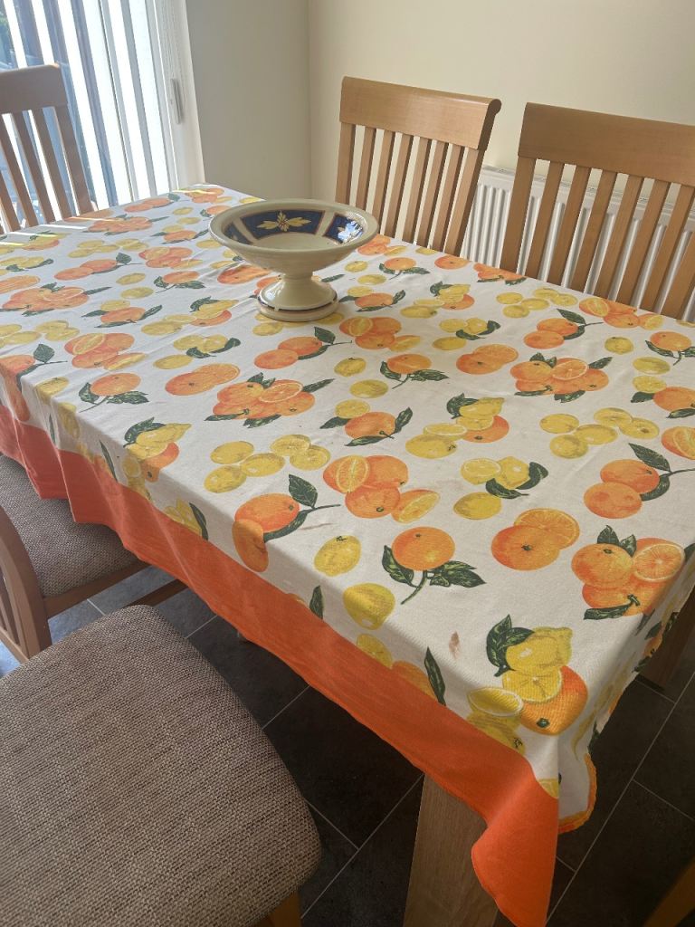 Wooden Dining Table and 6 Chairs – Good Condition