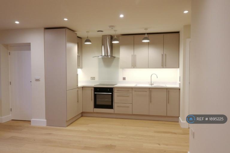 1 bedroom flat in Lower Street, Haslemere, GU27 (1 bed) (#1895225)
