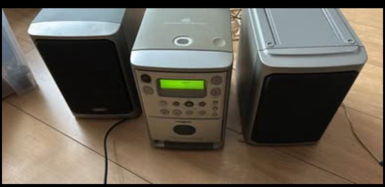 Philips Hi-Fi stereo System with cd , cassette player , radio  , speakers