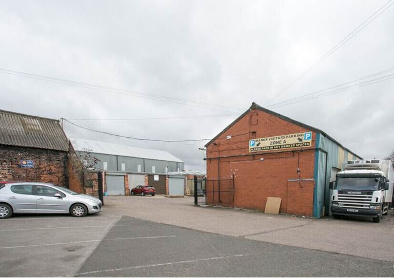 2000sq ft warehouse to let in Walsall