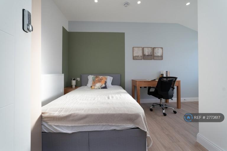 1 bedroom in Hook Road, Epsom, KT19 (#2773617)