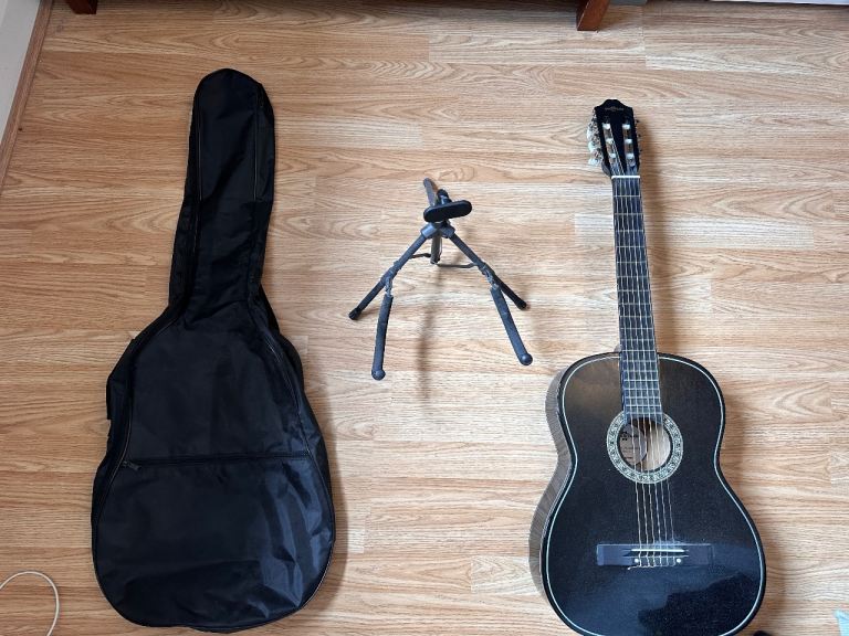 Gear4Music Classical Guitar + gig bag + stand