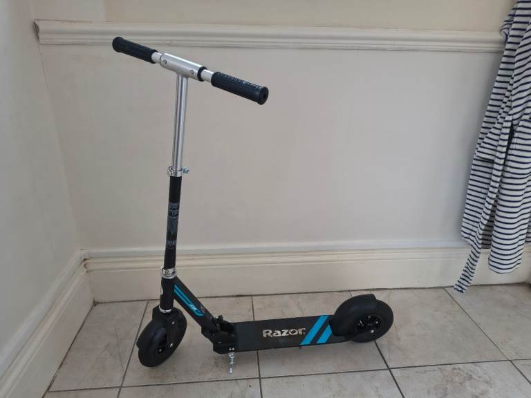 Adult kick scooter (Razor A5 Air)