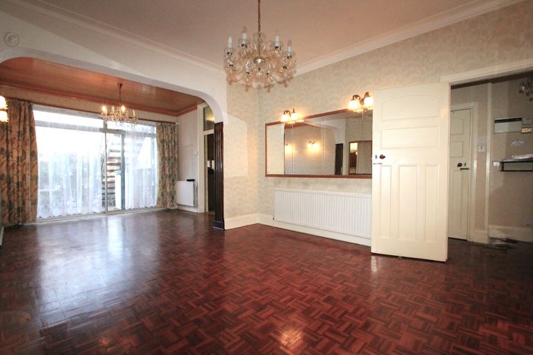 Chain free! Hane Estate Agents are pleased to offer a spacious 4 bedroom semi-detached house. 