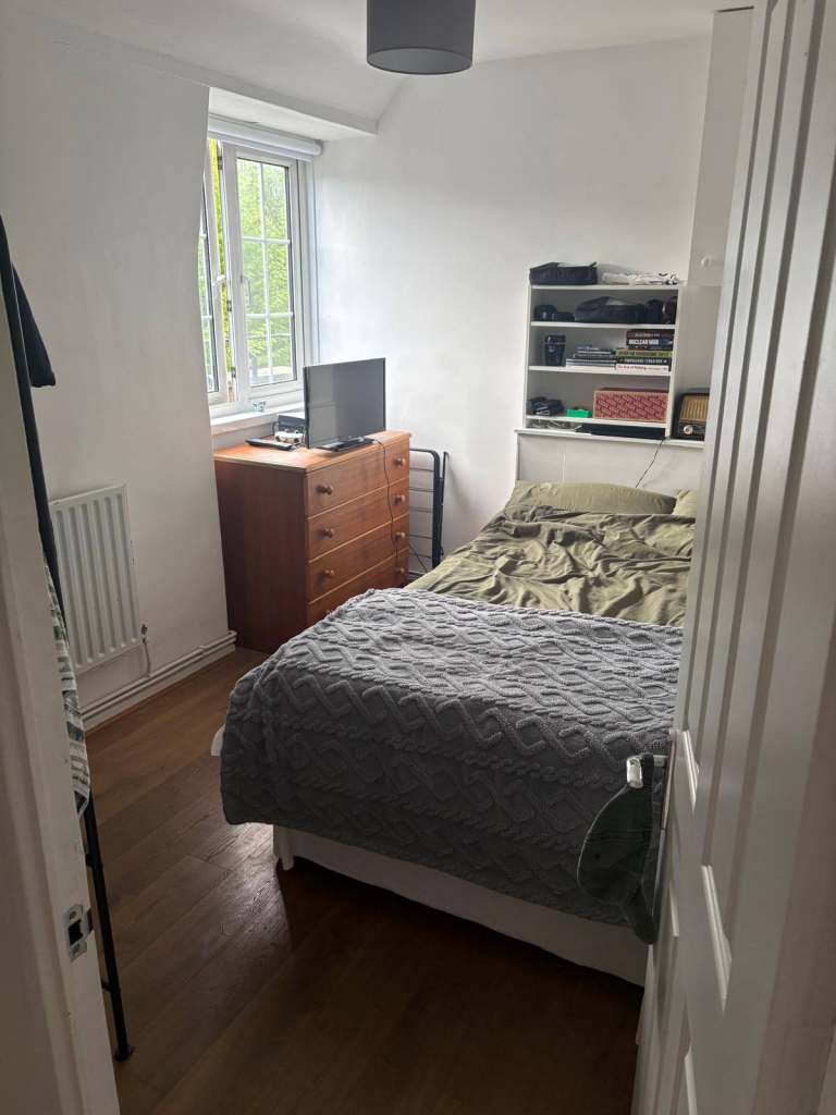 WEEKDAY ONLY SMALL DOUBLE IN BERMONDSEY £700pm
