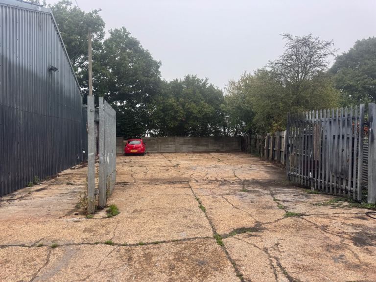 Warehouse to rent with secure yard 