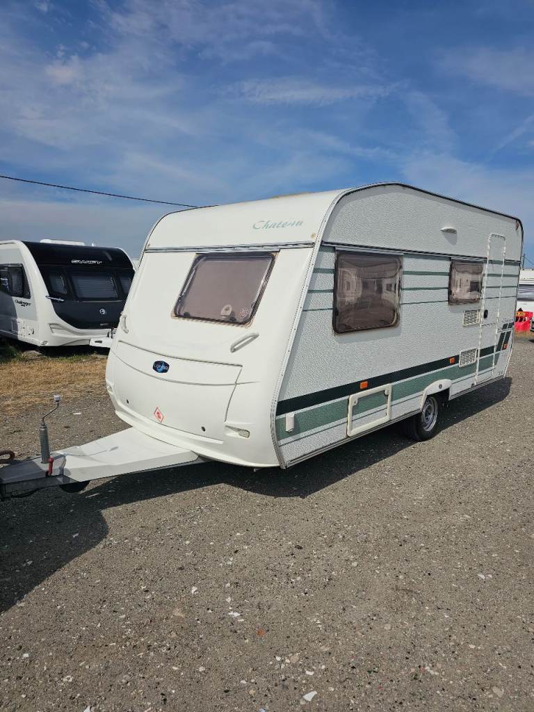 2005 Lunar Chateau 4 berth fixed bed, 1 year old motor mover + Accessories
