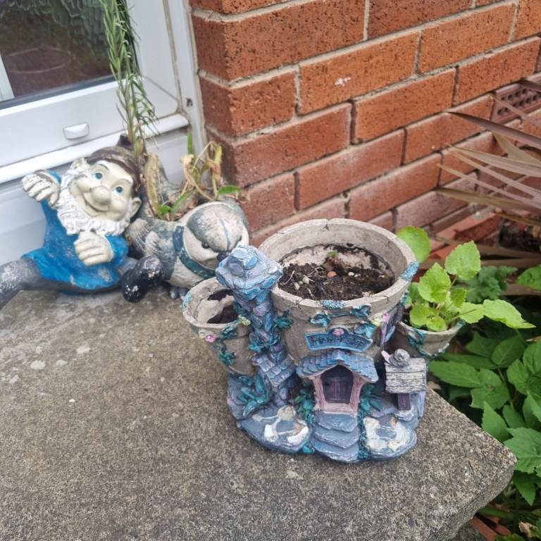 Various garden ornaments 