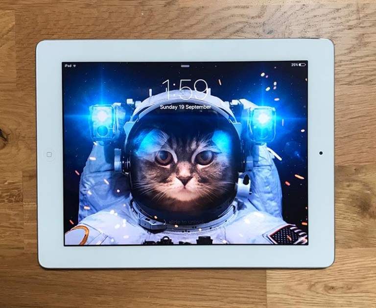 Apple iPad 2 32GB, Wi-Fi, 9.7in - White