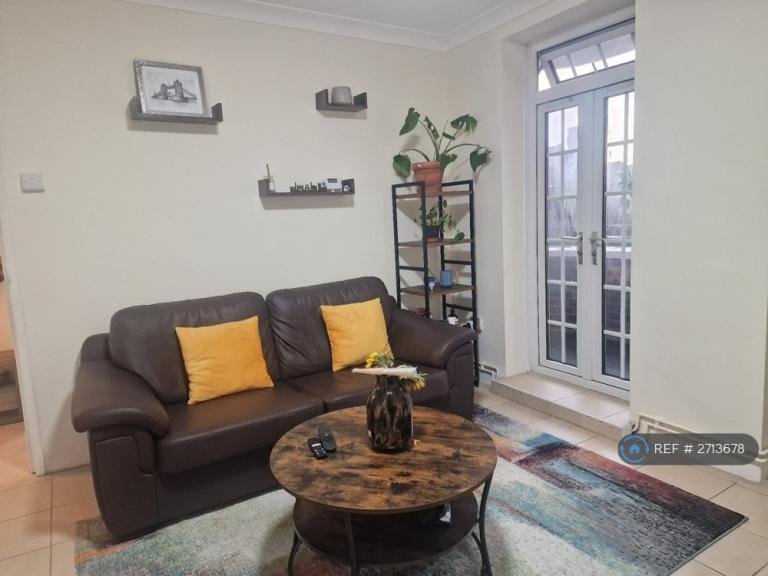 3 bedroom flat in London, London, E1 (3 bed) (#2713678)