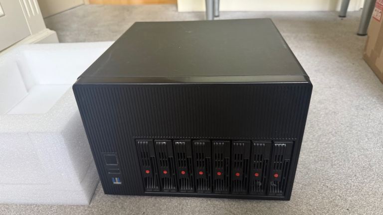 8x 3.5 HDD Slots NAS Case - BOXED Like New