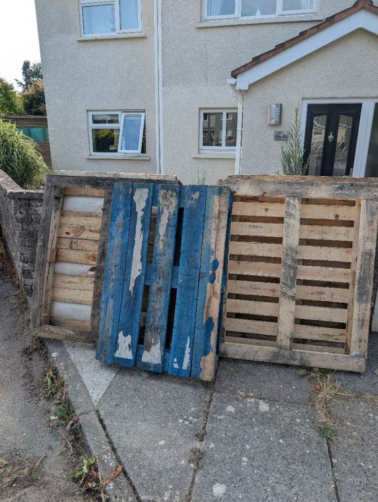 Wooden Pallets – Five Used Pallets, Great for Projects