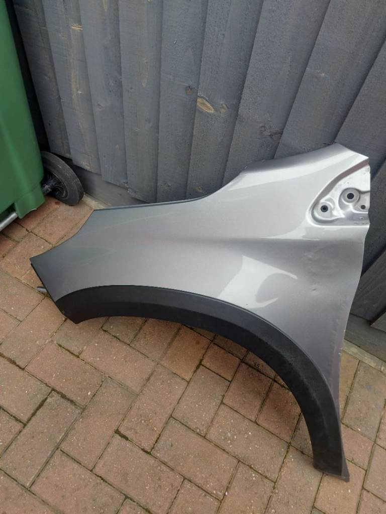 Peugeot 2008 puretech 2018 front passenger side wing