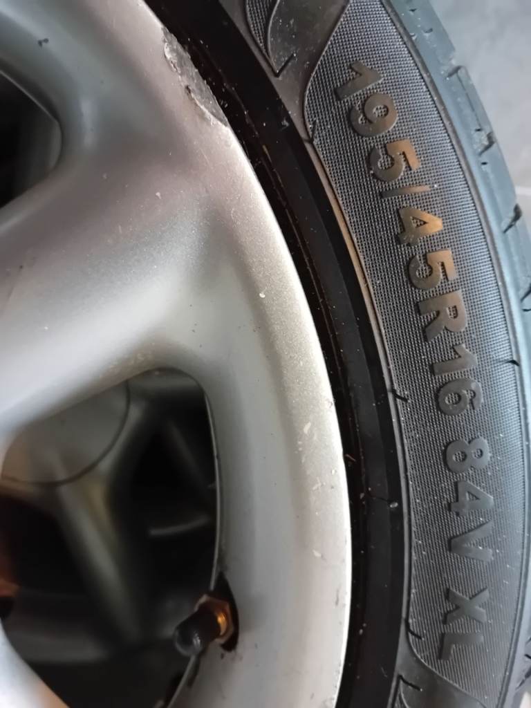 ALLOY WHEELS MK1 MONDEO OR ESCORT GREAT CONDITION SIZE 195/45R 16 84V XL 