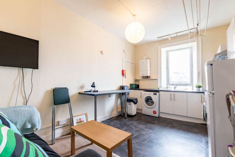 Bright and spacious, 3 bedroom, HMO flat near the Meadows – available soon