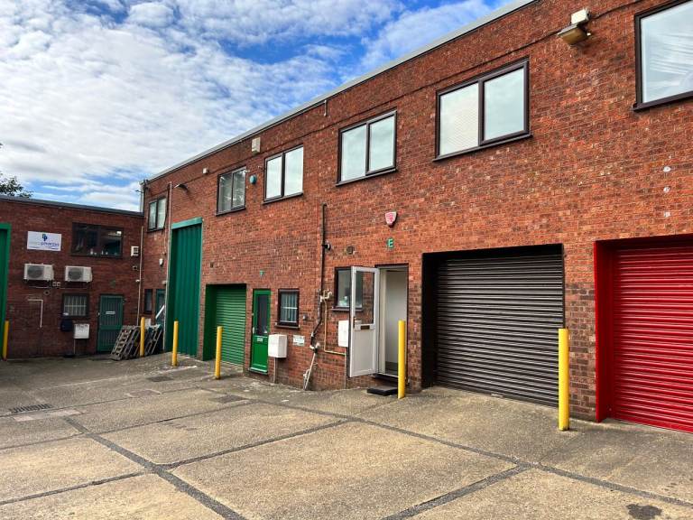 WAREHOUSE WITH PARKING FOR RENT - LUTON TRAIN STATION (1 MINUTE AWAY)