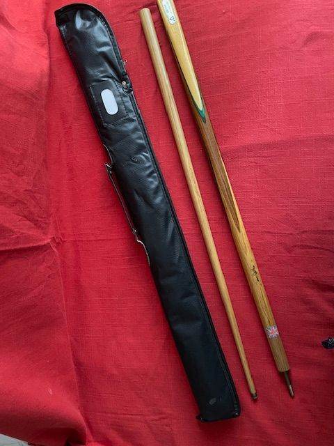 Miami Aeon Pool Cue with signature Dave    ?  on it.  Perfectly  straight  