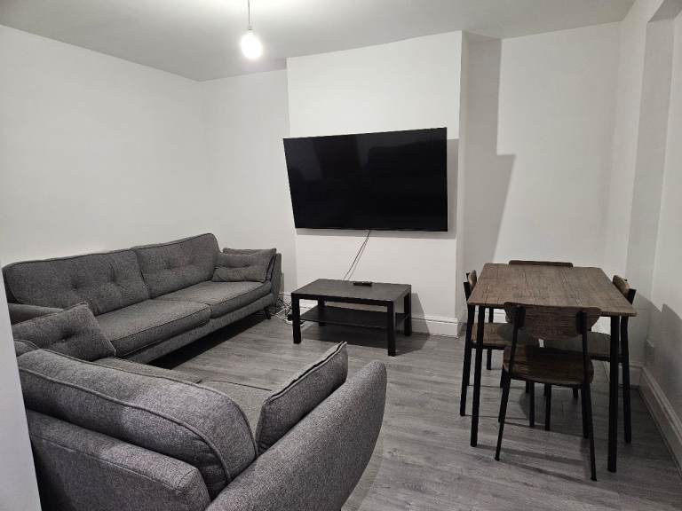 Superb Professional/Student Let Property in Withington Groups of 5 or 6 or Single students