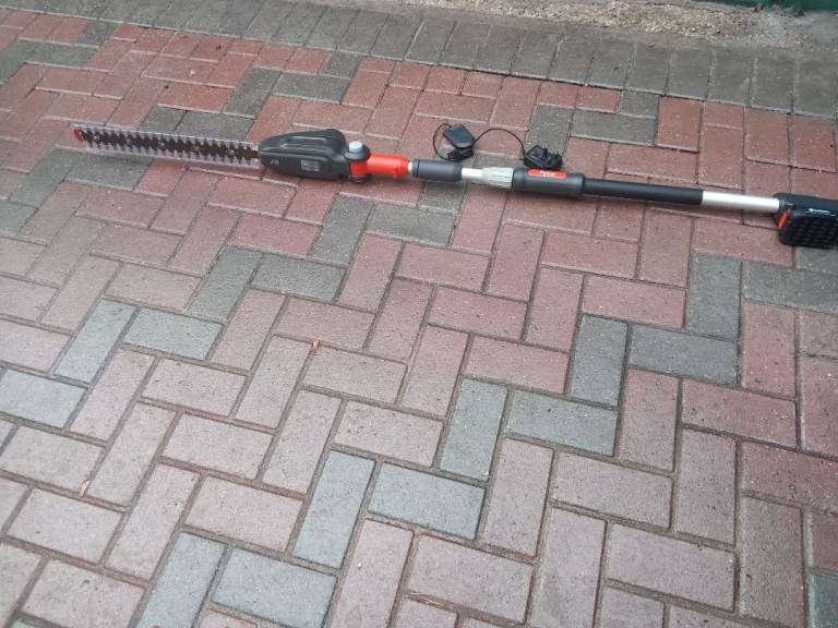 Cordless pole hedge trimmer with 1 battery 