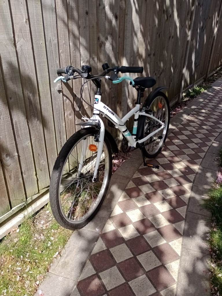 Btwin 100 Hybrid Bike (24 inch wheel size with 6 gears)