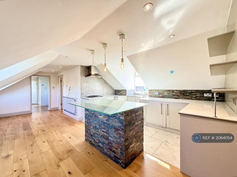2 bedroom flat in High Street, London, SW19 (2 bed) (#2064054)