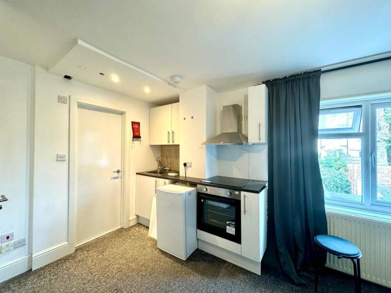  Large Studio Apartment – Layfield Road, London, NW4 - ref: 2100