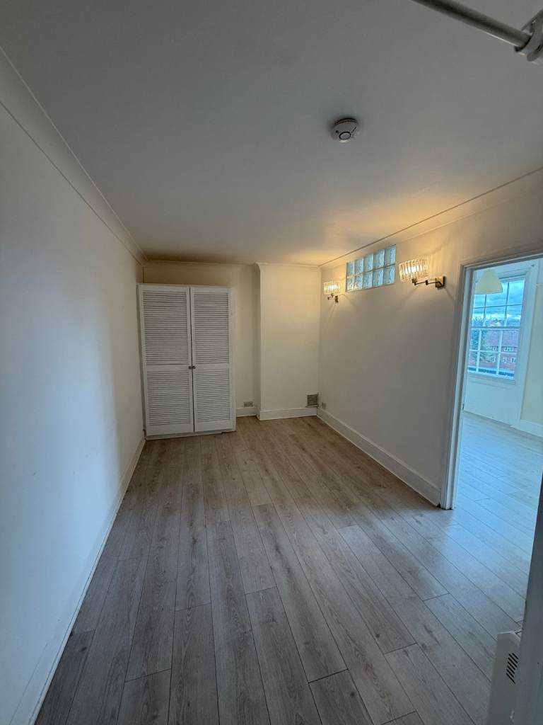 Modern 1-Bedroom Flat for Sale Near Reading Town Centre – Guide Price £203,900