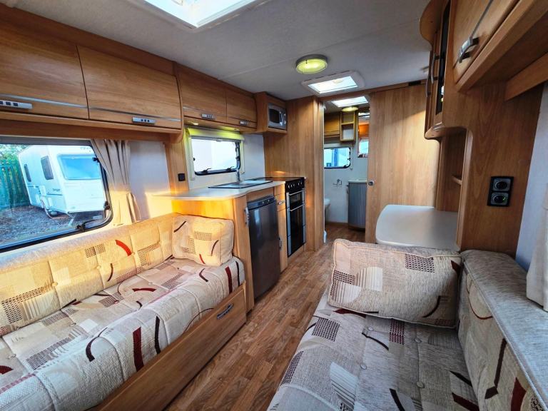 Lunar Quasar 462 2010 Lightweight 2 Berth Touring Caravan