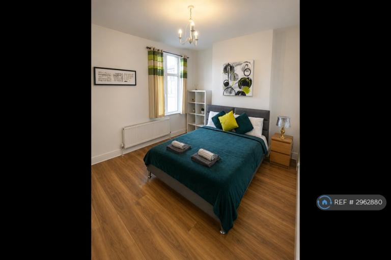 2 bedroom flat in Victoria Road, Southend-On-Sea, SS1 (2 bed) (#2962880)