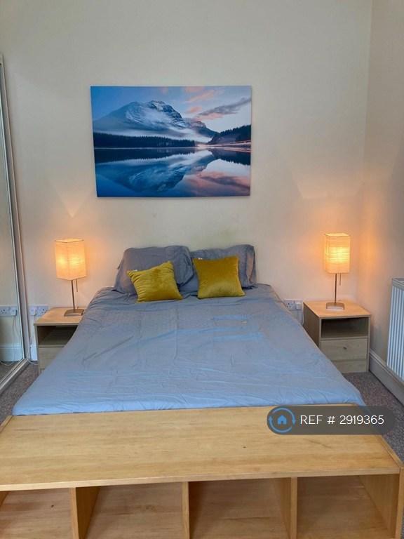 1 bedroom flat in Lincoln House, Swindon, SN1 (1 bed) (#2919365)