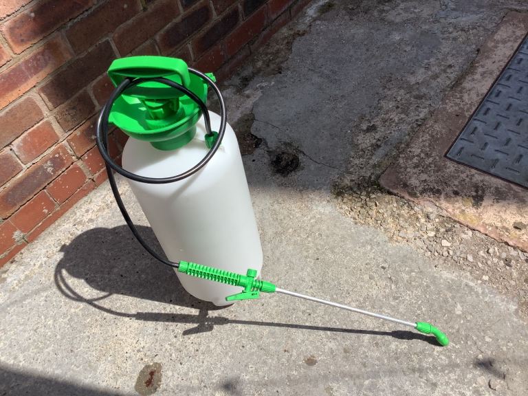 Garden pressure sprayer